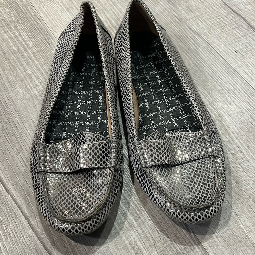 Vionic silver loafers women’s size 9’metallic snake skin - Picture 1 of 4